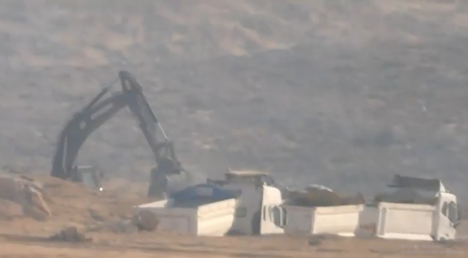 جرافات الاحتلال خلال هدمها مدرسة عين سامية شرق رام الله